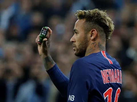 Neymar bức xúc vì bị ném chai nước, lọ thủy tinh vào người