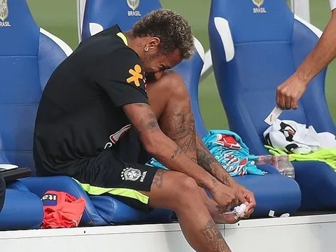 Neymar tỏ ra đau đớn khi đang tập cùng Brazil
