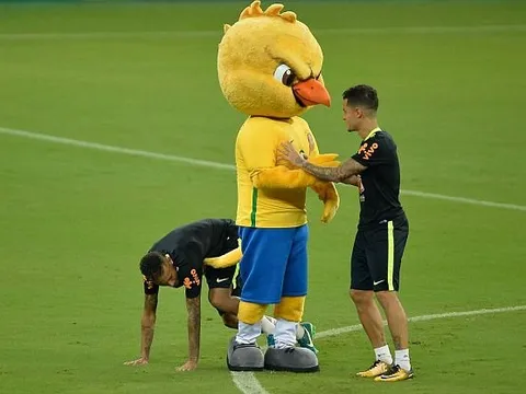 Neymar và Coutinho bắt tay 'làm hại' linh vật tuyển Brazil