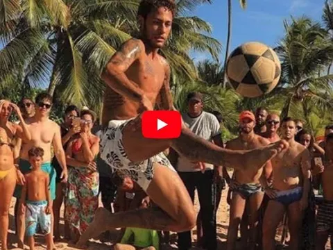 Neymar vui chơi bóng đá bãi biển ở Barra Grande