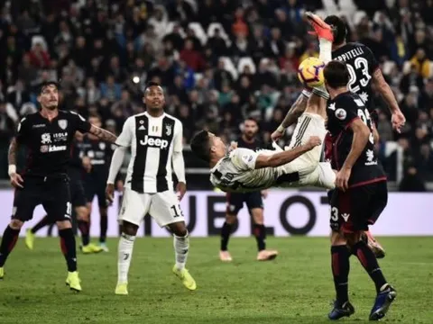 Tái hiện siêu phẩm bất thành, CR7 chỉ biết ôm cột trong ngày vinh danh