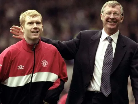 Ngày đầu làm HLV, Paul Scholes đã phảng phất dáng dấp Sir Alex ngày nào