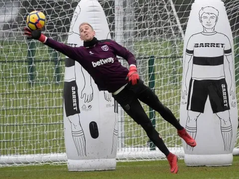 Nghe David Moyes động viên, Joe Hart bay lượn như chim trên sân tập