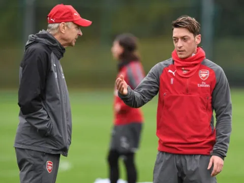Nghe theo Wenger, Ozil 'cày nát' sân tập của Arsenal