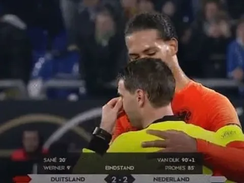Ngoài bàn thắng, người hùng tuyển Hà Lan còn ghi điểm vì hành động này