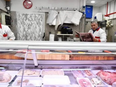 Người dân Italia 'chăm chỉ' đọc báo sau bi kịch tại San Siro