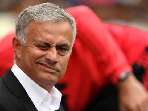 Xếp đội hình lạ đấu West Ham, Mourinho bị CĐV đòi sa thải