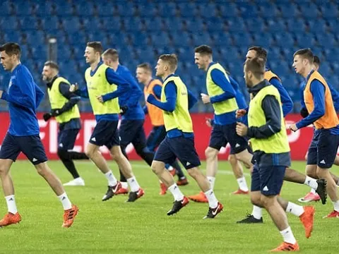 Nguy cơ bị loại khỏi World Cup, Bắc Ireland vẫn cười tươi trên sân tập