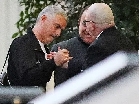 Nguy cơ bị 'trảm', Mourinho đầy áp lực trở lại Lowry trước đại chiến Chelsea