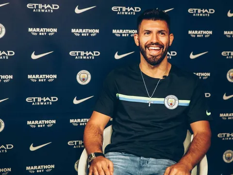 Nhận lương mới cao nhất Man City, Aguero cười tươi rói