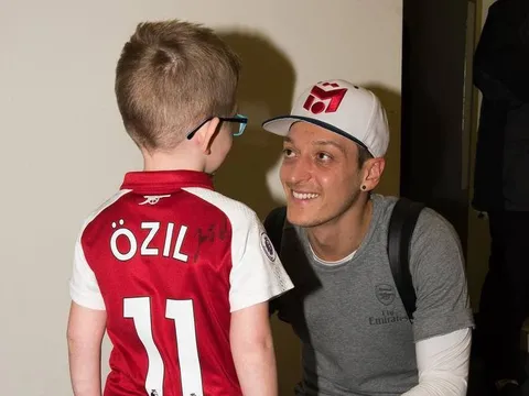 Nhân ngày sinh nhật, Ozil khiến fan rơi nước mắt vì điều này