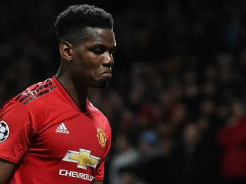 Nhận thẻ đỏ, và đây là hành động của Pogba trên đường rời sân
