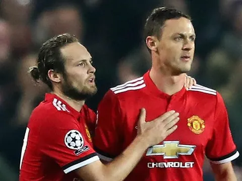 Hàng thủ Benfica chơi như mơ ngủ, dâng chiến thắng cho Man Utd