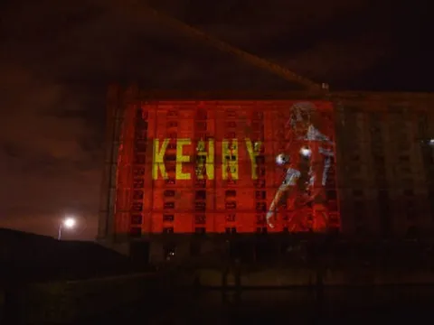 Nhiều thế hệ ngôi sao của Liverpool hội tụ chúc mừng King Dalglish