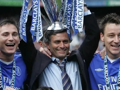 Nhìn lại mùa giải huy hoàng nhất của Mourinho tại Chelsea