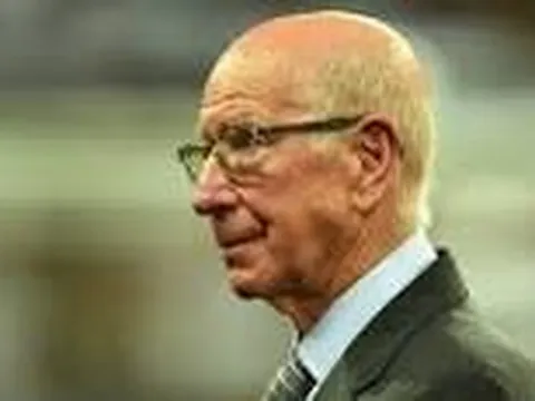 Nhìn lại quá khứ huy hoàng của Sir Bobby Charlton