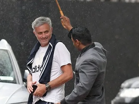 Nhìn Mourinho, ai nói Người đặc biệt đang gặp áp lực?