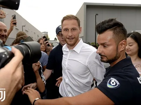 NHM Juventus vây kín Howedes trước buổi kiểm tra y tế