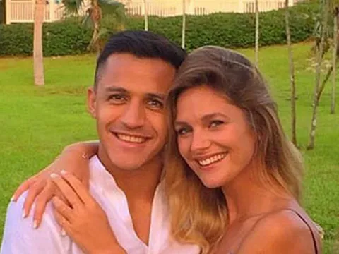 NHM muốn Sanchez chia tay vì bạn gái quá đẹp?