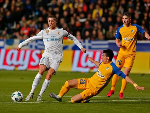 NHM sốc khi Ronaldo chịu kiến tạo để Benzema ghi bàn