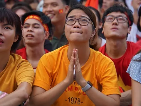 NHM thất thần nhìn Tiến Dũng vào lưới nhặt bóng