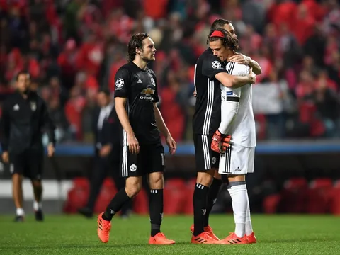 Sao M.U tỏa sáng với cái ôm "ấm áp" trên sân Benfica