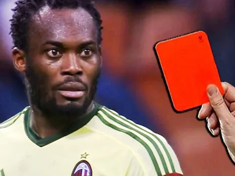 Những chiếc thẻ đỏ "hài hước" nhất bóng đá