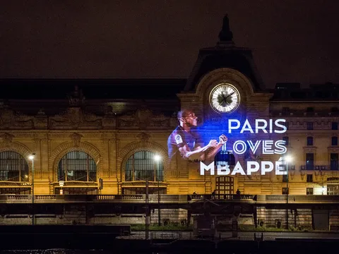 Những hình ảnh đẹp lung linh của Kylian Mbappe trên đường phố Paris