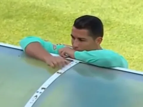 Những hình ảnh hài hước của Ronaldo bên ngoài sân bóng