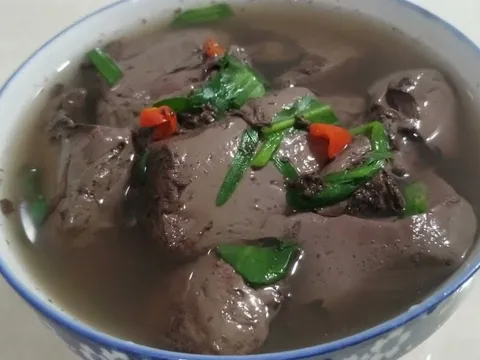 Những người nên hạn chế ăn tiết lợn