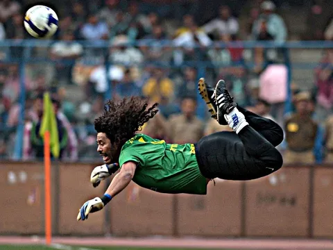 Những pha cản phá bằng chân không tưởng của các thủ thành