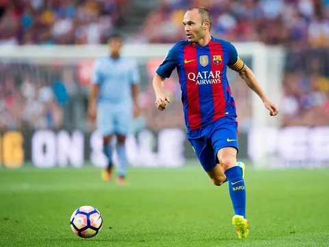Những pha đi bóng như chỗ không người của Iniesta