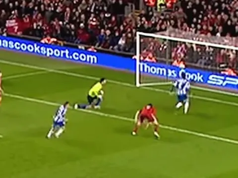 Những pha phản lưới khó tin trong bóng đá