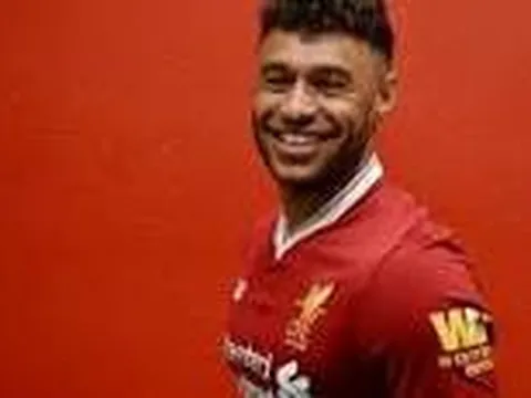Những pha xử lý 'thần thánh' của Chamberlain mà Liverpool chẳng muốn thấy