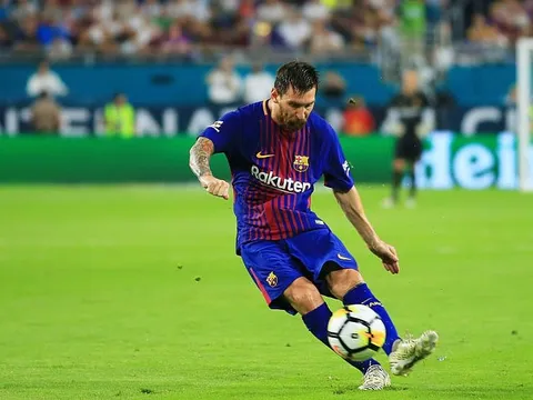 Những tình huống làm bẽ mặt đối thủ trong mùa giải 2017/18