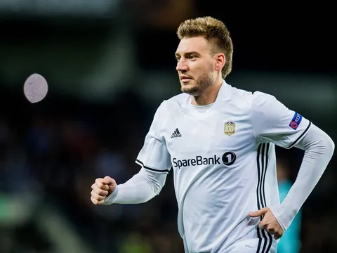 'Chúa tể' Bendtner lên ngôi vua phá lưới lần đầu tiên trong đời