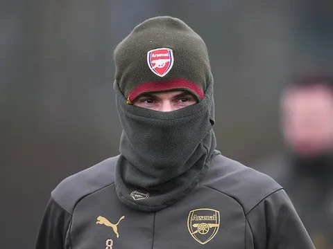 Ninja xuất hiện trên sân tập Arsenal trước đại chiến Man Utd