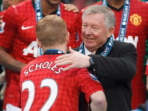 Đang dưỡng bệnh, Sir Alex vẫn "xuất hiện" trong lễ vinh danh Scholes