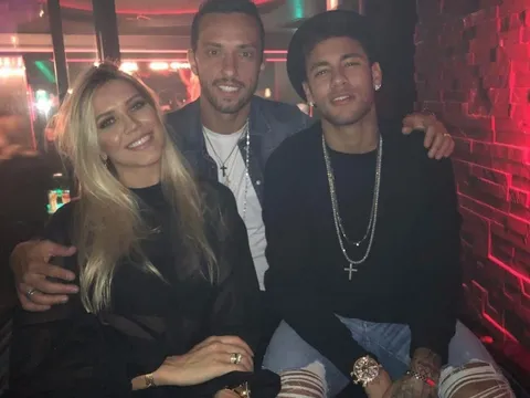 Neymar bị bắt gặp đang 'quẩy' tại quê nhà