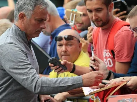 Cái vẫy tay của Mourinho và 'độc chiêu' PR cảm xúc