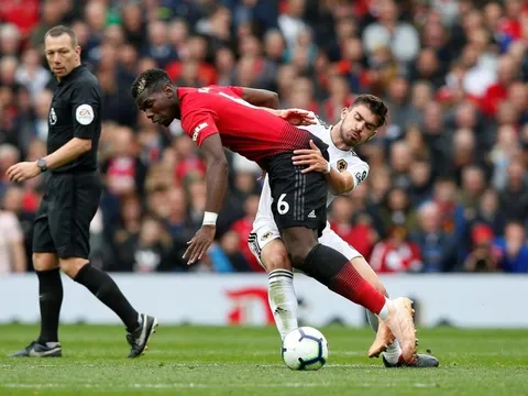 Mourinho chỉ trích, còn Deschamps lên tiếng bênh vực Paul Pogba