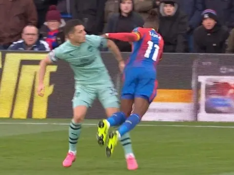 Bị tố "ăn vạ" lộ liễu trong trận Arsenal, cựu sao Man Utd lên tiếng đáp trả