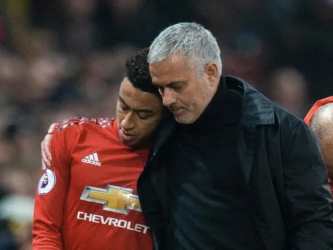 Cầu thủ Man Utd đầu tiên tri ân Mourinho