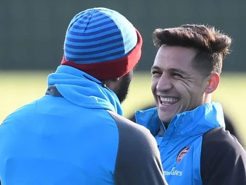 NÓNG: Có mặt Paris, Alexis Sanchez cập bến PSG