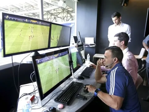 NÓNG: Công nghệ VAR xuất hiện ở đại chiến Arsenal - Chelsea