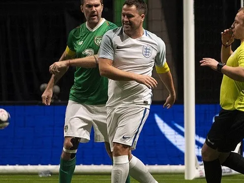 NÓNG: Cựu sao Man Utd ẩu đả ngay trên sóng truyền hình