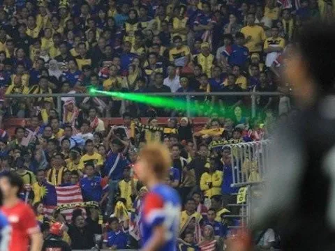 Nóng! Fan Malaysia "chối đây đẩy" vụ chiếu lazer vào thủ thành Tấn Trường