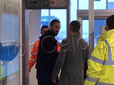 NÓNG: Higuain bay đến London, Sarri có "viện binh"
