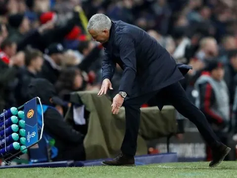 Nóng! Jose Mourinho bị UEFA sờ gáy