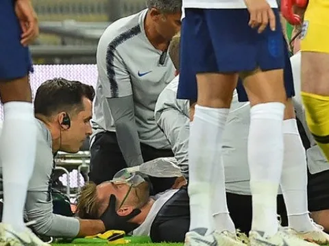 NÓNG: Luke Shaw lại gặp vận đen với chấn thương nặng, Mourinho thất thần trên khán đài